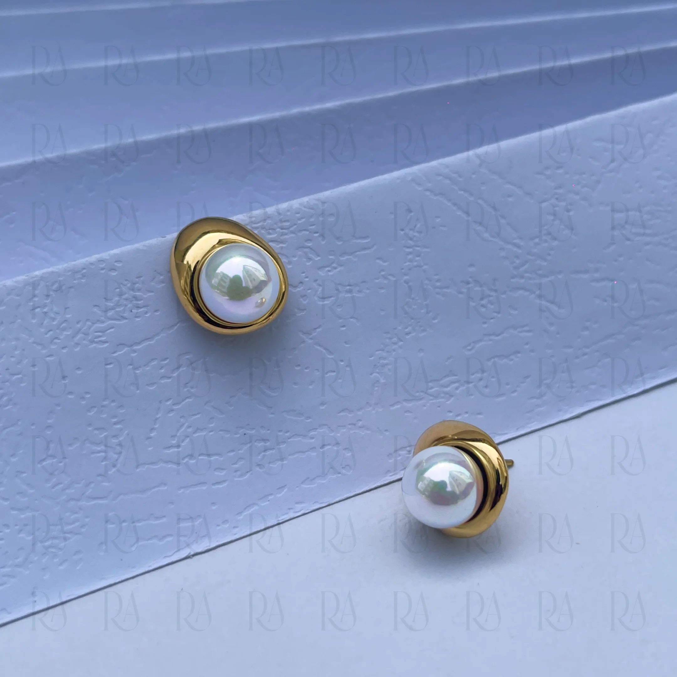 Mira Pearl Stud Earrings