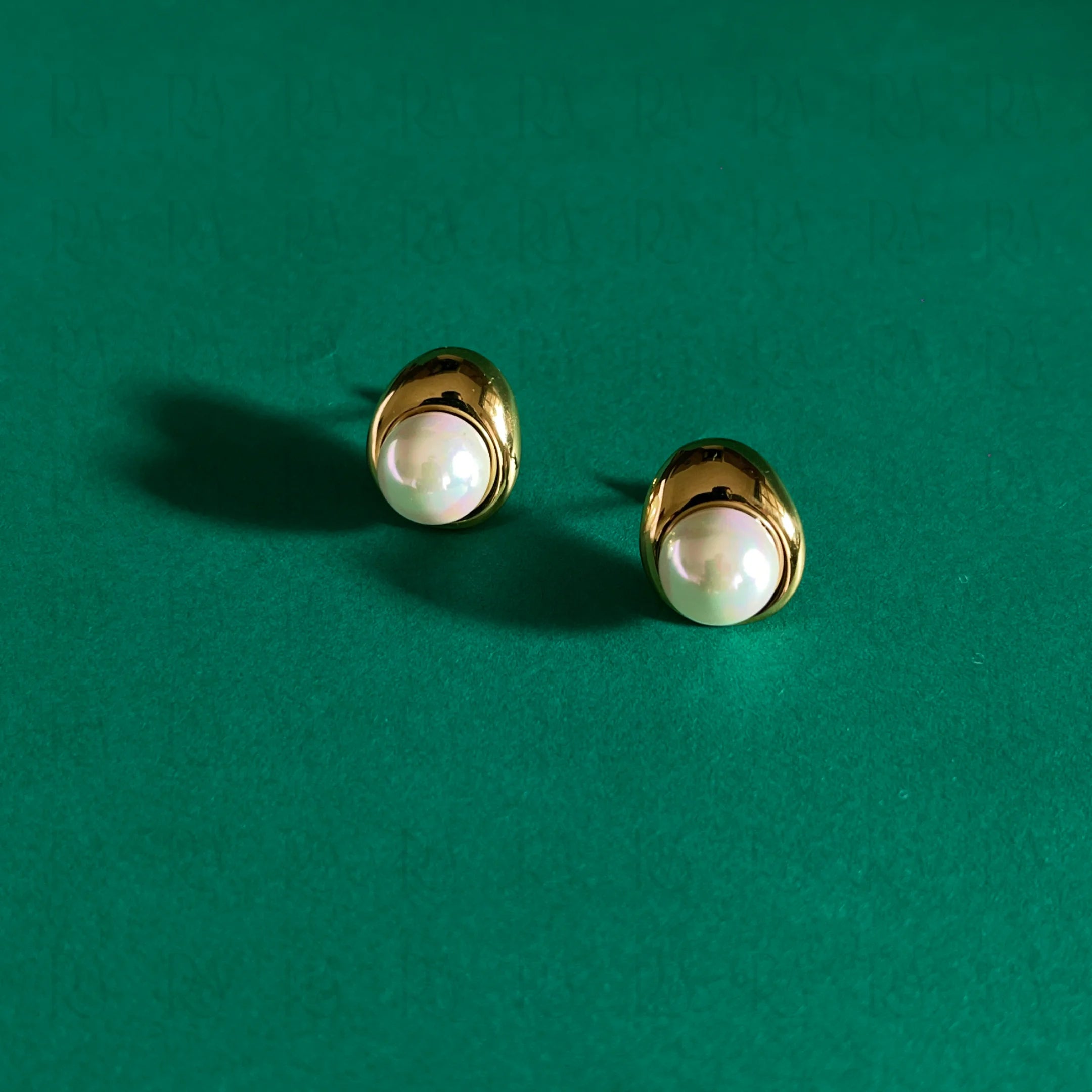 Mira Pearl Stud Earrings