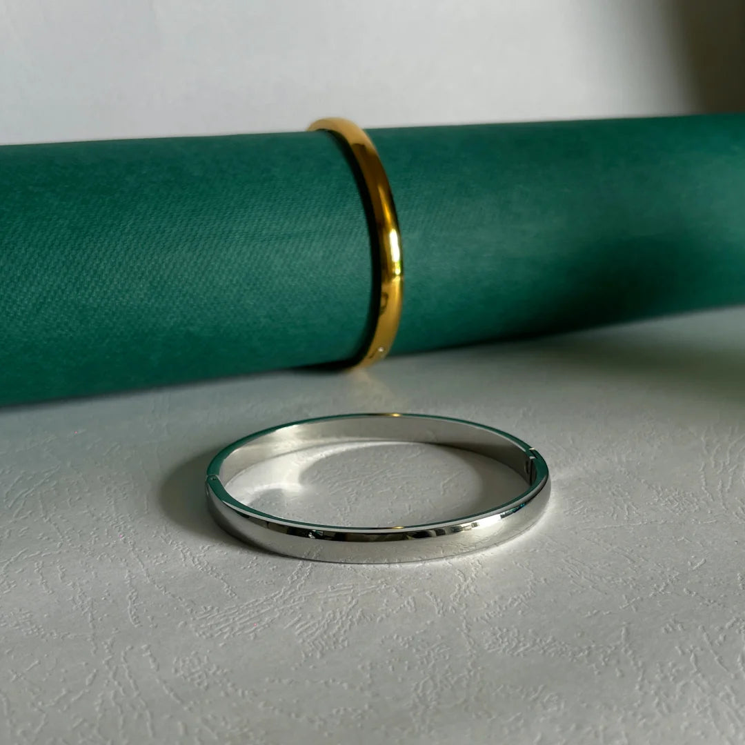 Sade Oval Bangle
