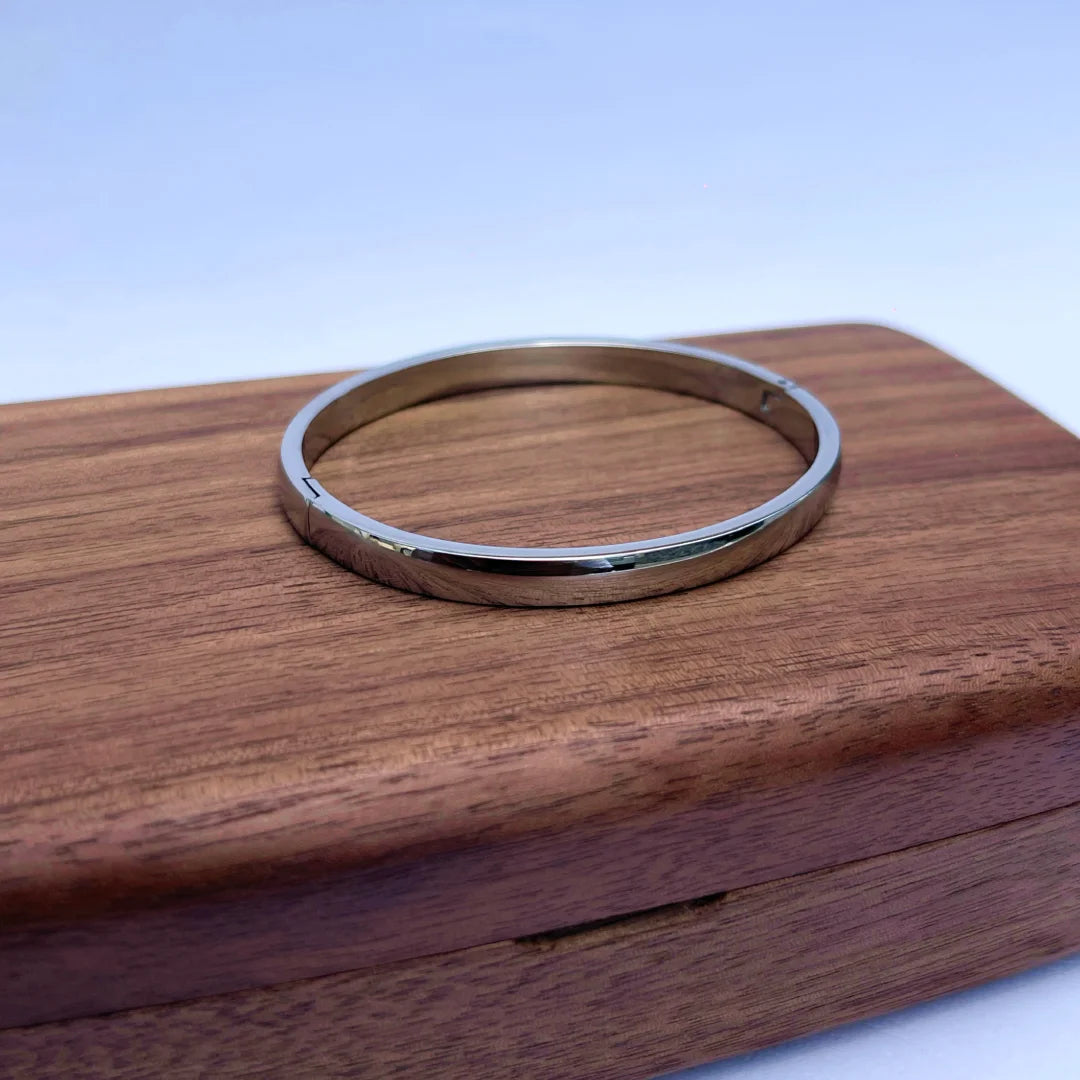 Sade Oval Bangle