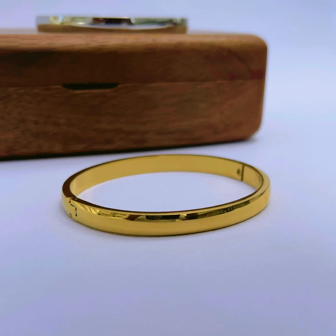Sade Oval Bangle