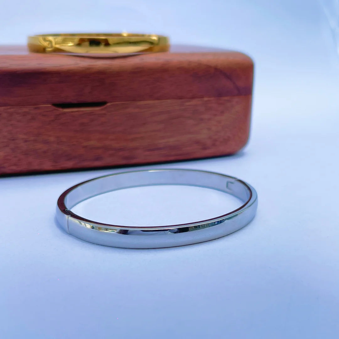 Sade Oval Bangle