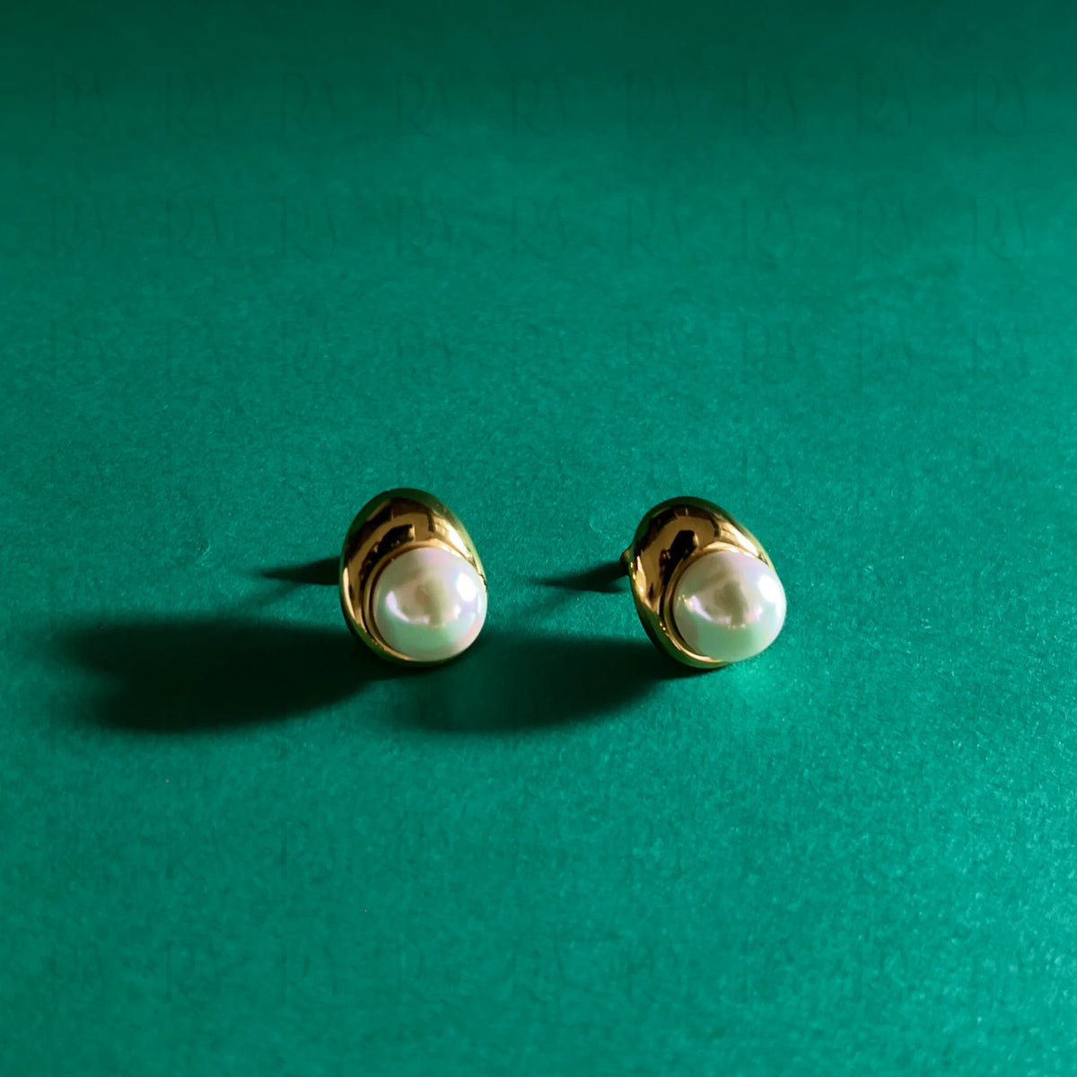 Mira Pearl Stud Earrings