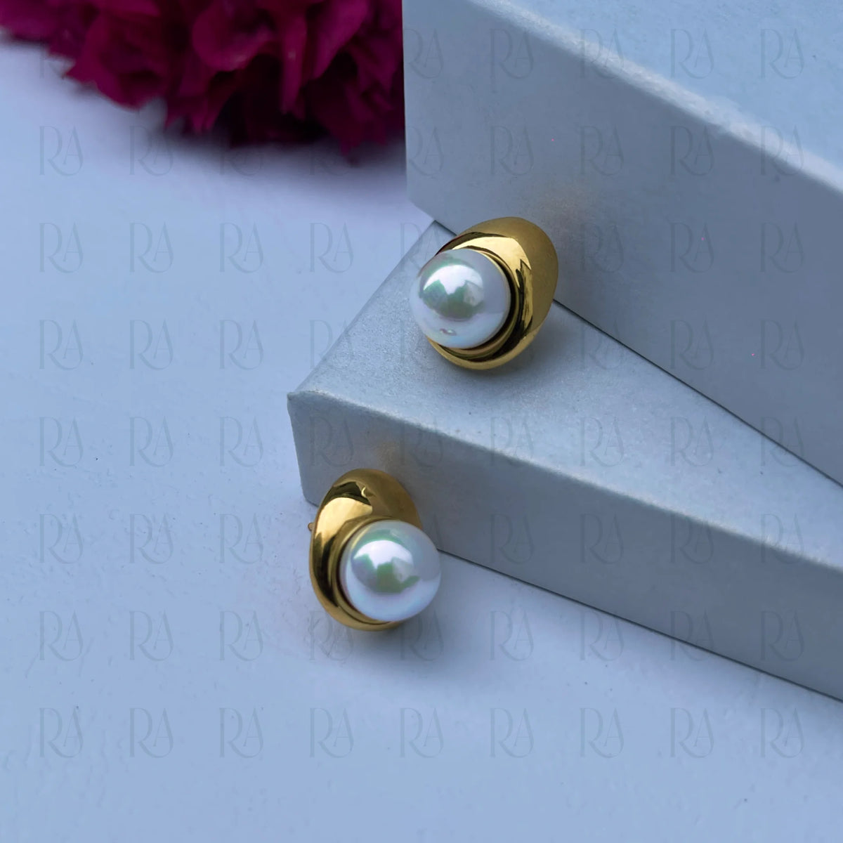 Mira Pearl Stud Earrings