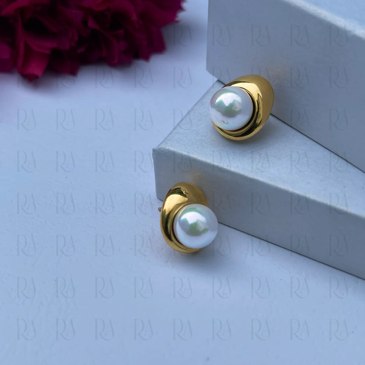 Mira Pearl Stud Earrings