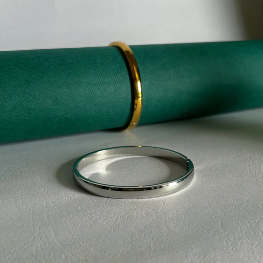 Sade Oval Bangle