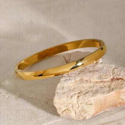 Sade Oval Bangle