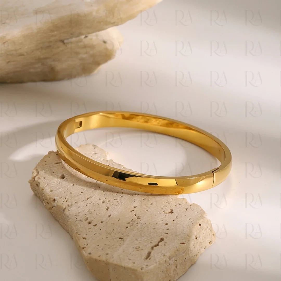 Sade Oval Bangle