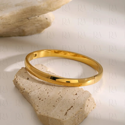 Sade Oval Bangle