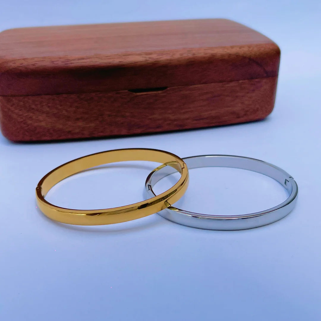 Sade Oval Bangle